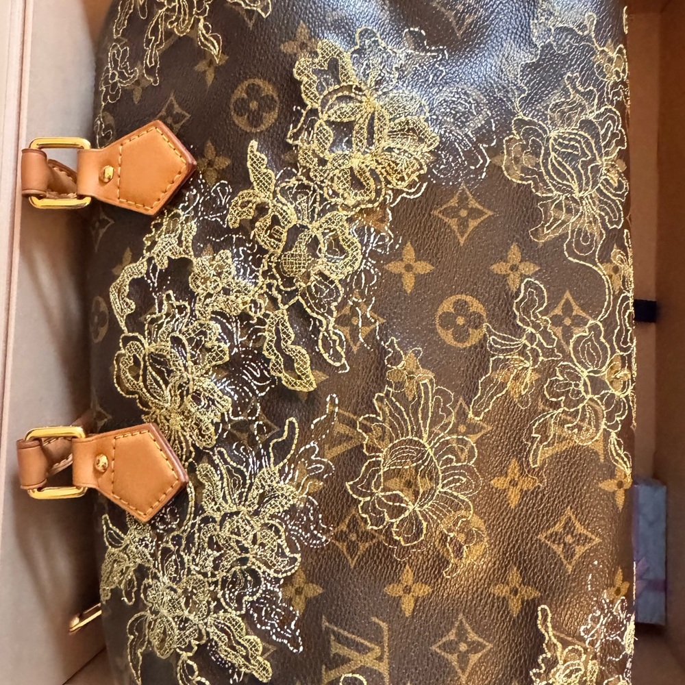 LV speedy 30 with lace
And lock and key clean inside. With box and dust bag - Picture 3 of 16